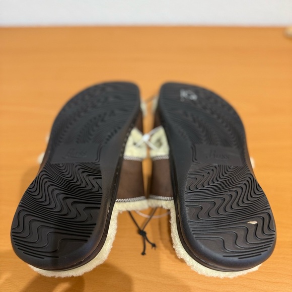 NWT Bass Mens Comfortable Brown Sherpa/ Leather Slippers with Open Toe Design - Picture 5 of 5